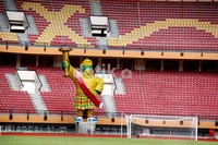Burung serindit yang merupakan maskot PON XVIII Riau berdiri tegak menghiasi Main Stadium Riau.