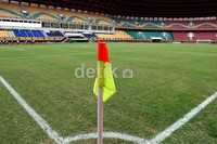 Main Stadium Riau dengan luas bangunan 7,4 hektare ini dibangun di atas lahan seluas 66,4 hektare. Sementara rumput yang digenakan untuk stadion ini didatangkang dari Brazil.
