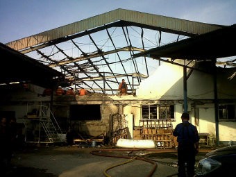 Pabrik Kasur di Cengkareng Terbakar, 1 Mobil & Belasan Motor Hangus