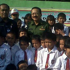 Hari Pertama Masuk Sekolah, Foke Kunjungi SD di Condet