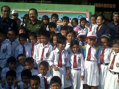 Hari Pertama Masuk Sekolah, Foke Kunjungi SD di Condet
