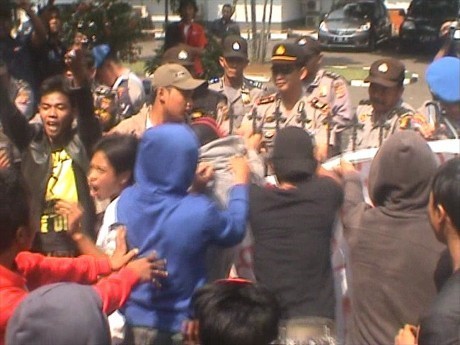 Demo Ratusan Warga Hambalang Soal Lahan Ricuh, Pagar BPN Bogor Jebol