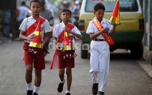 Pernak-pernik Aksesoris Masa Orientasi Siswa Tidak Mendidik