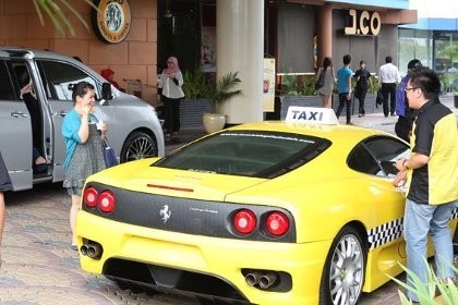 Polisi Tidak Beri Izin Taksi Ferrari dan Porsche