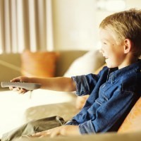 Tiap 1 Jam Nonton TV, Lingkar Pinggang Anak Melebar 2,5 mm