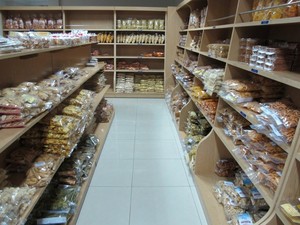 Nyamm! Nikmatnya Berburu Cemilan Khas Minang di Tempat Ini