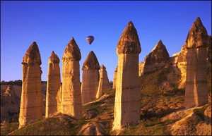 Bebatuan Unik Berbentuk Menara Kastil di Turki