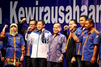 Ketua Umum Partai Demokrat Anas Urbaningrum (kedua dari kiri), didampingi Menteri Negara Koperasi Dan Usaha Kecil Menengah Republik Indonesia Sjarifuddin Hasan (keempat dari kanan), bersama para deklarator dari beberapa kelompok kewirausahaan, turut mendeklarasikan Gerakan Kewirausahaan Kelompok Strategis, di Jakarta, Senn (16/07).