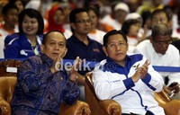 Anas hadir bersama Menteri Negara Koperasi dan Usaha Kecil Menengah  Sjarifuddin Hasan (kiri) dan para pengurus Garansi, mendeklarasikan gerakan kewirausahaan bersama para kelompok, yang diwakili oleh kelompok pemulung, kelompok pedagang kaki lima, kelompok pedagang pasar, kelompok petani, kelompok nelayan, kelompok pemuda, kelompok mahasiswa, dan kelompok ibu rumah tangga.