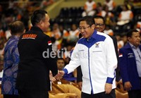Ketua Umum DPP Partai Demokrat Anas Urbaningrum (kanan), menyalami salah satu pengurus Garansi. Anas hadir di acara deklarasi tersebut, tanpa didampingi Sekjen Parta Demokrat Edhie Baskoro Yudhoyono (Ibas)