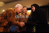 Nanny Wijaya tak kuasa menahan air mata saat menerima penghargaan tersebut