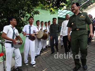 Hari Pertama Sekolah, Foke Sapa Para Siswa