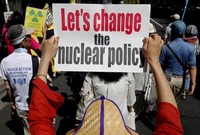 Aksi demo ini dilakukan setelah reaktor nuklir di Jepang barat mulai beroperasi kembali pekan lalu, setelah pemerintah Jepang memerintahkan penghentian reaktor-reaktor nuklir menyusul krisis Fukushima. Reuters/Kim Kyung-Hoon.