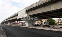 Para pekerja bekerja 24 jam untuk menyelesaikan pembangunan pembangunan flyover tersebut.
