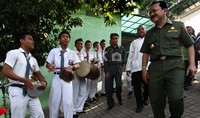 Di SMKN 22, Foke disambut marawis.