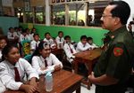 Hari Pertama Sekolah, Foke Sapa Para Siswa