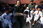 Hari Pertama Sekolah, Foke Sapa Para Siswa