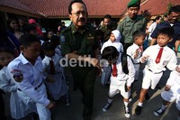 Foke juga berjanji akan mengenakan sangsi yang tegas terhadap sekolah-sekolah yang masih melakukan praktik merugikan bagi peserta didik.