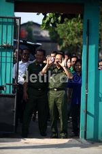 Hari Pertama Sekolah, Foke Sapa Para Siswa