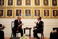 Bob Carr dan Marty berbincang akrab di Gedung Pancasila, Kemlu, Jakarta. Sebelum ke Jakarta, Bob Carr menyempatkan mampir ke  Candi Borobudur di Magelang, Jawa Tengah.