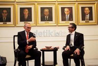 Marty menyimak paparan Bob Carr dengan santai. Marty terlihat tertawa lepas mendengar cerita Bob Carr.