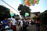 Pedagang balon ikut kebagian berkah di hari pertama sekolah ini, balon yang mereka jual laris diserbu calon siswa SMP ini.