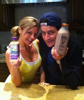 Charlie Sheen Tetap Nge-Tweet Saat Bercinta