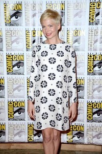 Michelle Williams dibalut dress putih bermotif biru dongker. Frazer Harrison/Getty Images.