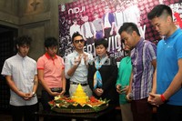 Nidji potong tumpeng untuk album barunya itu. Gusmun/detikHot.
