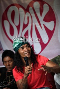 Dalam album tersebut juga tetap ada lirik lagu yang bertemakan cinta seperti di lagu Ku Ingin Kau Tahu I Love You dan Good Morning Papua