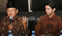 Reza Rahardian berperan sebagai BJ Habibie dalam film Habibie & Ainun. Gus Mun/detikHOT.