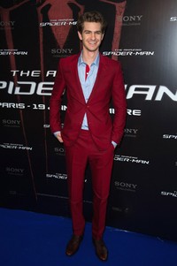 Bintang The Social Network itu tampil menawan dengan jas dan celana merahnya saat menghadiri premiere film The Amazing Spider-Man di Paris, Perancis. Pascal Le Segretain/Getty Images.