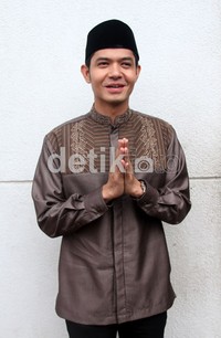 Dude Harlino bergaya ustad. Gus Mun/detikHOT.