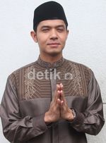 Dude Harlino Bergaya ala Ustad