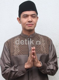 Dengan memakai baju koko coklat dan peci, pria kelahiran 2 Desember 1980 itu bergaya ala ustad. Gus Mun/detikHOT.