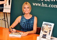 Heidi Klum berpose saat menandatangani buku Project Runway: The Show That Changed Fashion di Barnes & Noble, 5th Avenue, New York pada 13 Juli 2012. Stephen Lovekin/Getty Images.