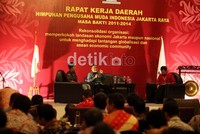 Himpunan Pengusaha Muda Indonesia (HIPMI) Jakarta Raya menggelar rapat kerja daerah yang menghadirkan pengusaha-pengusaha muda di Jakarta, Senin (16/7). Hadir pula pengusaha muda Erwin Aksa yang juga mantan Ketua Umum BPP Himpunan Pengusaha Muda Indonesia (Hipmi) sebagai pembicara dan membagi pemikiran-pemikiran, mendorong generasi muda Indonesia agar lebih dapat memupuk jiwa pengusaha.