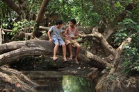 Dua karakter sentral terletak pada Samihi (Risjad Aden dan Andre Julian), si bocah muslim yang bersahabat dengan Wayan Manik atau Yanik (Dedey Rusma dan Riman Jayadi) si bocah Hindu yang putus sekolah. (Tabia Films dan Winmark Pictures)