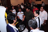 General Manager Sales Planning and Adm Dunlop Hendra Himawan didampingi Manager Technical Service Dunlop Bambang H dan Advertising & Promotion Manager Dunlop Hartono menjelaskan produk terbaru Dunlop SP Touring T1 kepada para wartawan. (Hartono).