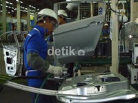 Di sana juga ada sederetan mobil Lotus yang merek ini memang sudah mereka miliki sejak tahun 1996. Tidak hanya R&D saja yang ada di markas Proton di Shah Alam. Di tempat ini, Proton juga merupakan tempat Proton melahirkan mobil-mobil seperti Saga dan Exora. Dalam setahun, pabrik Proton di Shah Alam mampu memproduksi 210 ribu mobil. Syubhan Akib/detikOto.