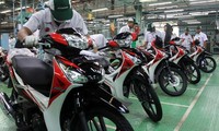 Karyawan PT Astra Honda Motor (AHM) melakukan inspeksi final sepeda motor Honda Supra X 125 Helm in PGM FI. (dok AHM)