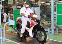 AHM meluncurkan Honda Supra X 125 Helm in PGM-FI dengan striping dan warna baru sehingga terlihat lebih ramping dan berkarakter lebih kuat dengan icon X yang lebih modern. (dok AHM)