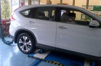Terlihat juga 2 teknisi Honda berpakai merah putih yang dengan sangat teliti menyimak bagian interior All New CR-V. Muhammad Ikhsan/detikOto.