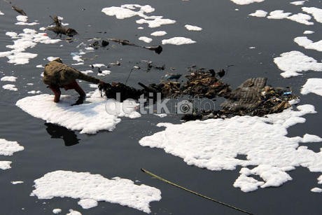Ketika Banjir Kanal Timur Berubah Jadi Tempat Sampah