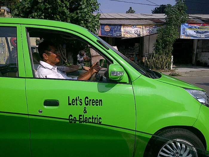 Lewat Jalan Margonda, Dahlan dan Mobil Listriknya Dikawal Polisi