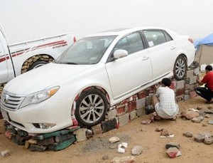 Iseng, Mobil Ditumpuk Pakai Batu Bata