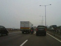 Motor tersebut mengganggu pengendara lain dengan membunyikan klaksonnya. (Foto Fedhly).