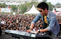 Aksi Ariel bermain keyboard di acara Schoolastic yang diadakan Coca Cola di Stadion Kridosono, Yogyakarta, Minggu (17/5/2009). Pebriansyah Ariefana/detikHOT.