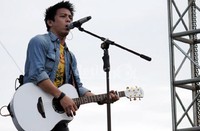 Gitar kesayangannya pun ikut eksis di atas panggung. Pebriansyah Ariefana/detikHOT.