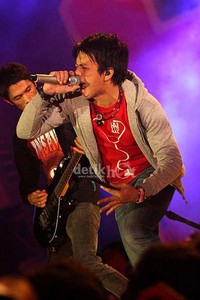 Penampilan enerjik Ariel cs dalam acara MTV Exit di Lapangan D, Senayan, Jakarta Selatan, Minggu (6/6/2010). Adhie Ichsan/detikHOT.